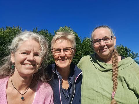 Jane Lundholm, Gitte Hansen og Charlotte Herchend Jacobsen – de tre stiftere af HelseØ Bornholm, udendørs i det bornholmske sommerlys.