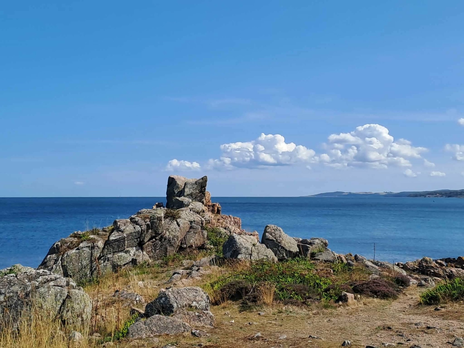 Klippekysten på Bornholm med havet bag